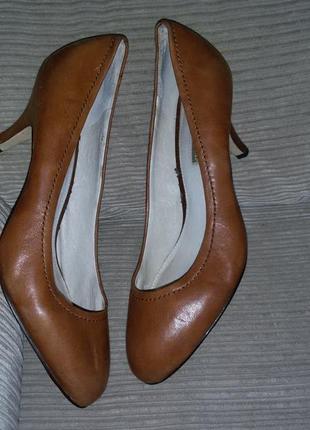 Кожаные классические лодочки на шпильке бренда buffalo london р.41 (27см)