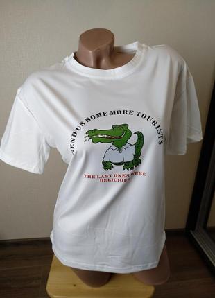 Белая женская футболка с принтом крокодила2 фото