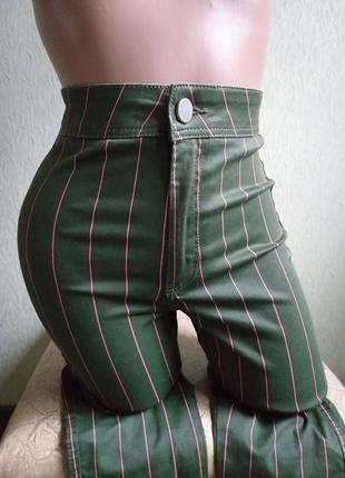 Крутые джинсы в обтяжку. скинни. высокая посадка. зеленые в ярко-розовую полоску. хаки, малиновый, неоновый.