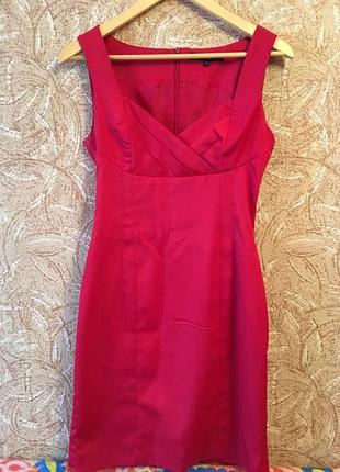 Червона сукня