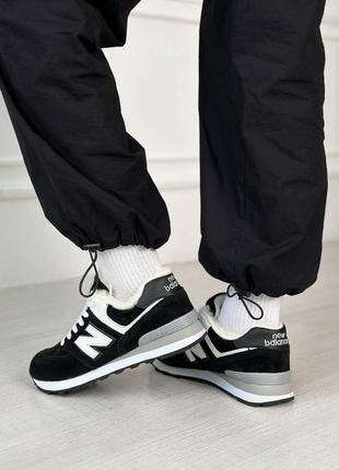 Зимові замшеві кросівки new balance 574/ хутро/ чорні з білим1 фото