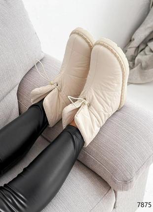 Стильні бежеві жіночі черевики дутики,уггі дуті молочні,зимові на хутрі,жіноче взуття на зиму10 фото