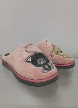Женские домашние закрытые велюровые тапочки с вышивкой в виде котят розового цвета1 фото