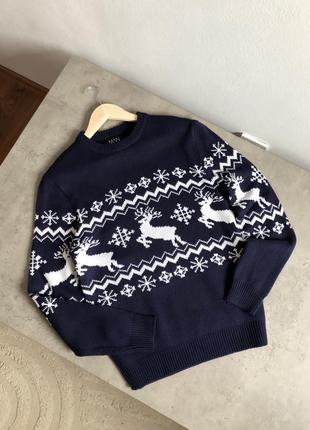 Новогодний свитер с оленями и красивым орнаментом