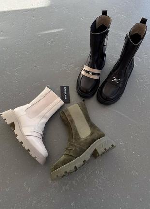 Дизайнерская лимитированная коллекция,
зимние ботинки из люксовой замши, кожи, внутрь: набивной мех,(30% овчины)
сбоку рабочая молния,9 фото