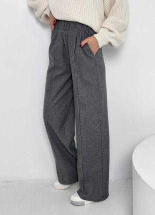 Теплые брюки свободного фасона из костюмной шерсти на резинке4 фото