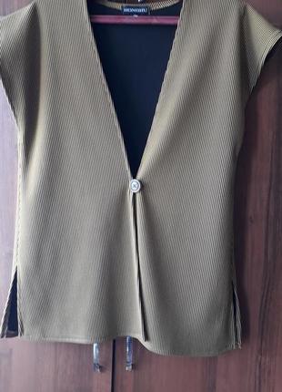 Елегантний жилет в дрібну смужку.