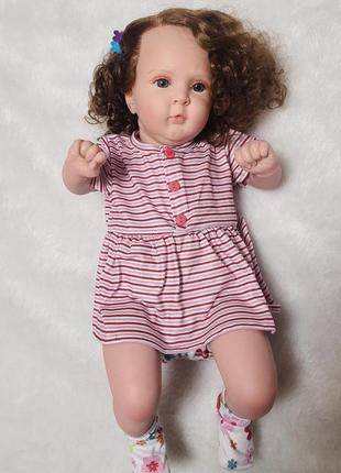 Реалістична лялька реборн (reborn) 50 см гарна дівчинка з довгим волоссям та м'яким тілом, як жива справжня дитина4 фото