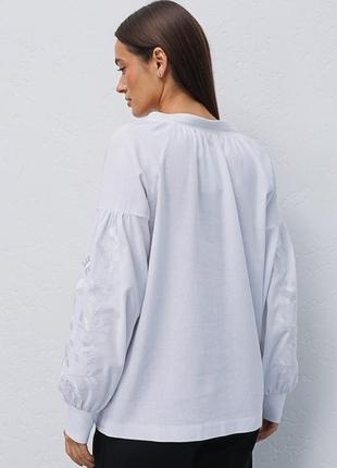 Стильна жіноча вишиванка білого кольору вишита білими нитками гладдю3 фото