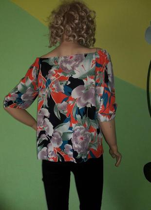 Яркая блуза с открытыми плечами3 фото