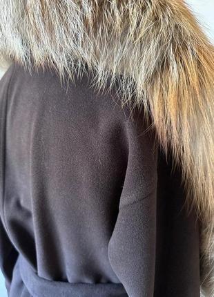Элегантное коричневое пальто без подкладки с воротником из натурального меха лисы 46 ro-270146 фото