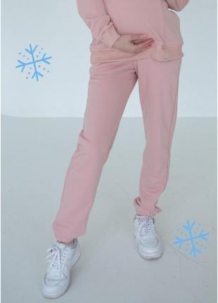 Утепленные спортивные штаны-джоггеры для беременных с карманами пудровые1 фото