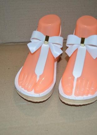 Босоніжки жіночі білі