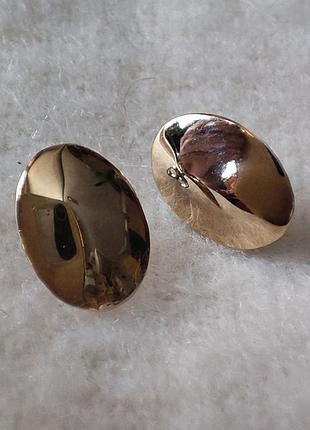 Маленькие серьги в золотом тоне