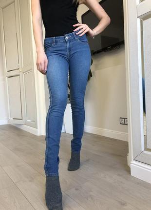 Джинси скіні