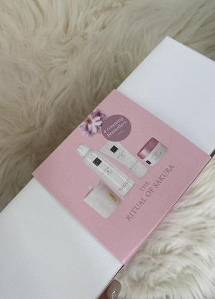 Набір the ritual of sakura 4 renewing bestsellers m (cream, shower gel, scrub, candle)2 фото