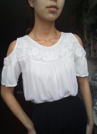 Белая блузка с открытыми плечами, вышиванка, белая вышиванка, нарядная блуза