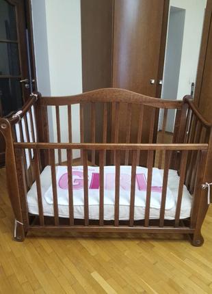 Кроватка деревянная б/в в красивом состоянии.