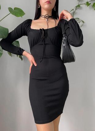 Платье черное в рубчик трикотажное с длинными рукавами на завязках трендовое вечернее нарядное по фигуре с квадратным вырезом декольте6 фото