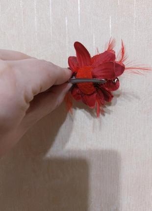 Красный заколка цветок с камушками и перьями3 фото