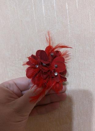 Червона заколка квітка з камінцями і пір'ям1 фото