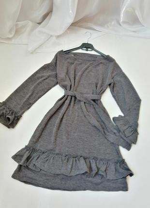 Вязаное трикотажное платье на одно плечо с воланами и поясом налычие серая и чёрная трикотажное вяза2 фото