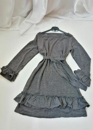 Вязаное трикотажное платье на одно плечо с воланами и поясом налычие серая и чёрная трикотажное вяза5 фото