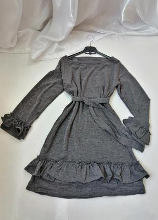 Вязаное трикотажное платье на одно плечо с воланами и поясом налычие серая и чёрная трикотажное вяза4 фото