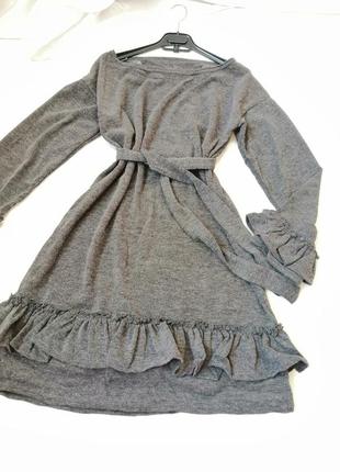 Вязаное трикотажное платье на одно плечо с воланами и поясом налычие серая и чёрная трикотажное вяза6 фото