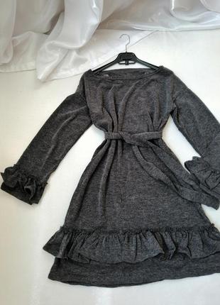 Вязаное трикотажное платье на одно плечо с воланами и поясом налычие серая и чёрная трикотажное вяза7 фото