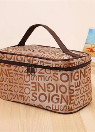 Вместительная стильная косметичка