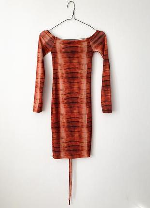 Оранжевое облегающее тай дай мини платье в рубчик с драпировками prettylittlething4 фото