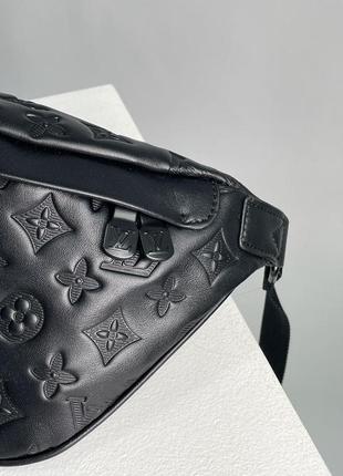 Сумка бананка у стилі louis vuitton bumbag black embossing leather6 фото