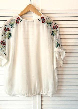 Блуза с короткими рукавами, прозрачной запахой спереди, резинкой внизу
топ с вышивкой zara trafaluc3 фото
