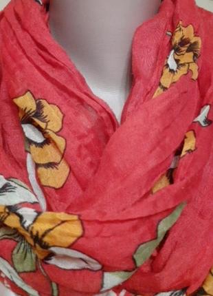 Легкий шарф красного цвета