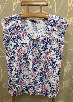 Дуже гарна і стильна брендовий футболочка в кольорах.