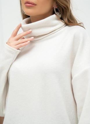 Молочный свободный свитер из ангоры с высоким горлом4 фото