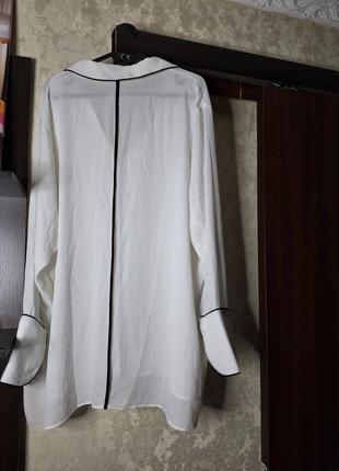 Белая легкая рубашка прямая с черной оконнтовкой