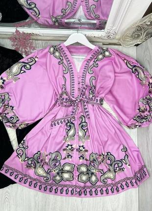Сукня рожева з орнаментом з узором коротка коктейльна нарядна s m l з пишними рукавами східний стиль4 фото