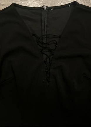 Базовое черное платье с вырезом3 фото