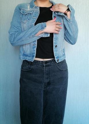 Класична джинсовка зі штучними потертостями3 фото