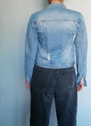 Класична джинсовка зі штучними потертостями4 фото