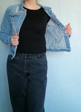 Класична джинсовка зі штучними потертостями5 фото