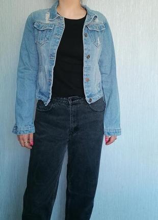 Класична джинсовка зі штучними потертостями2 фото