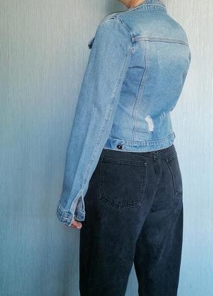 Класична джинсовка зі штучними потертостями7 фото