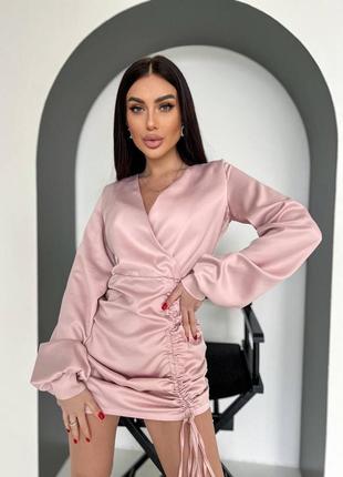 Сукня з вирізом в зоні декольте на затяжках якісна стильна трендова пудрова смарагдова