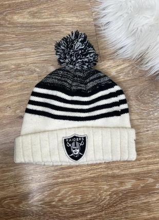 Стильна тепла шапка з помпоном з смужку