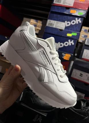 Белые кроссовки от reebok