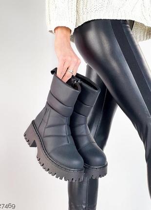 Женские черные зимние ботинки на тракторной подошве8 фото