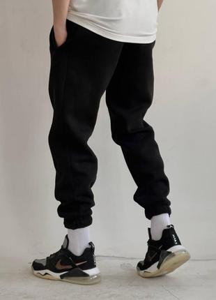 Чоловічі утеплені спортивні штани на флісі з липучками чорні. джогери з манжетами на липучках чорні3 фото